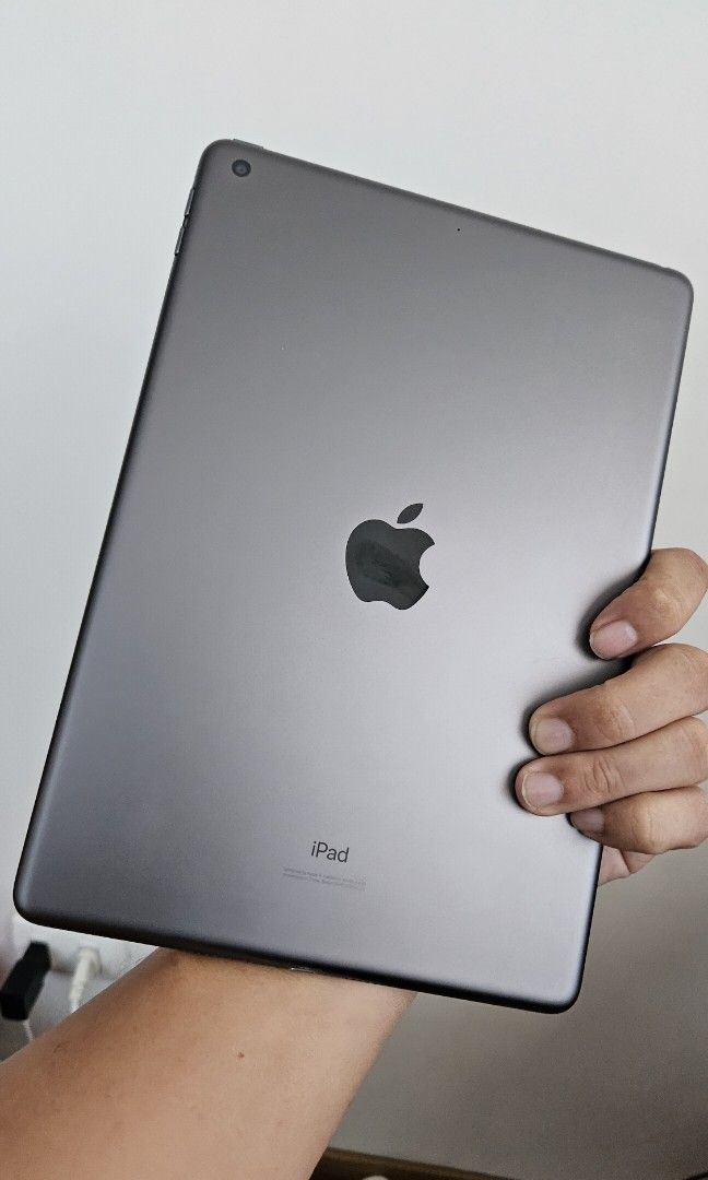 iPad 7th Generation 32gb Space Grey (Category: iPad) located in Muntinlupa City. Submitted by inalostcarro (Listing ID 1250278951, Image 2). Description: iPad 7th Generation 32gb Space Grey ***PLEASE SEE PHOTOS*** unit works well, but there's a small part with slight discoloration on the screen there's a slight bulge on the sides of the screen. does not affect touch or display. it's just bulging. please see photos Used.