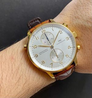《IWC 3712-03 Portuguese Rattrapante Chrono 18K Yellow Gold 追針計時手錶》

錶身直徑41 mm 原裝銀色錶盤
金色阿拉伯數字時標
藍寶石水晶玻璃 
手動發條機芯Cal 76240
原裝錶帶配原裝18k金扣
淨錶一隻
狀態好九成新 HKD 70800

實體店交收或其他地點相就🫶🏻謝謝