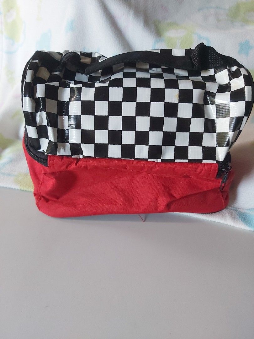 Kids lunch bag (Category: Other Babies Going Out Needs) located in Quezon City. Submitted by littlefonsy (Listing ID 1250200750, Image 2). Description: Kids lunch bag with handle.