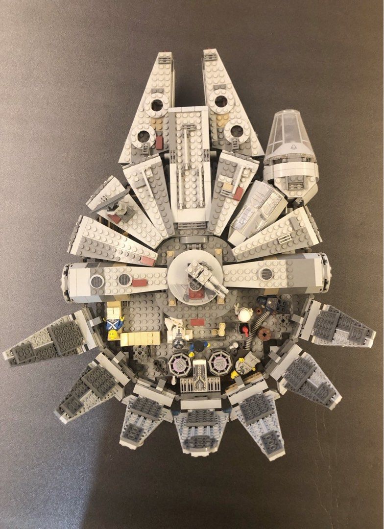 Millennium falcon hotsell lego size comparison