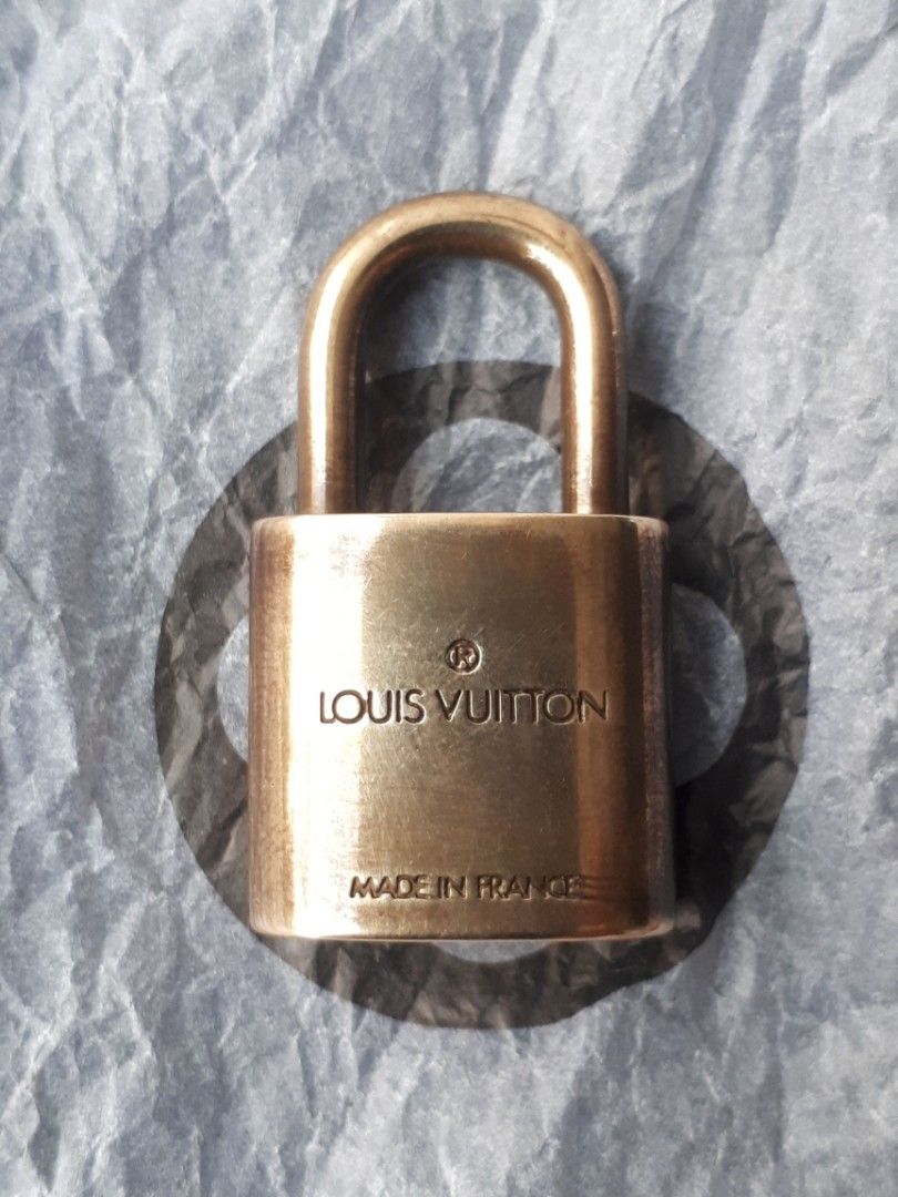 LOUIS VUITTON Lock And Key Padlock Used Polished LV #311　from　japan