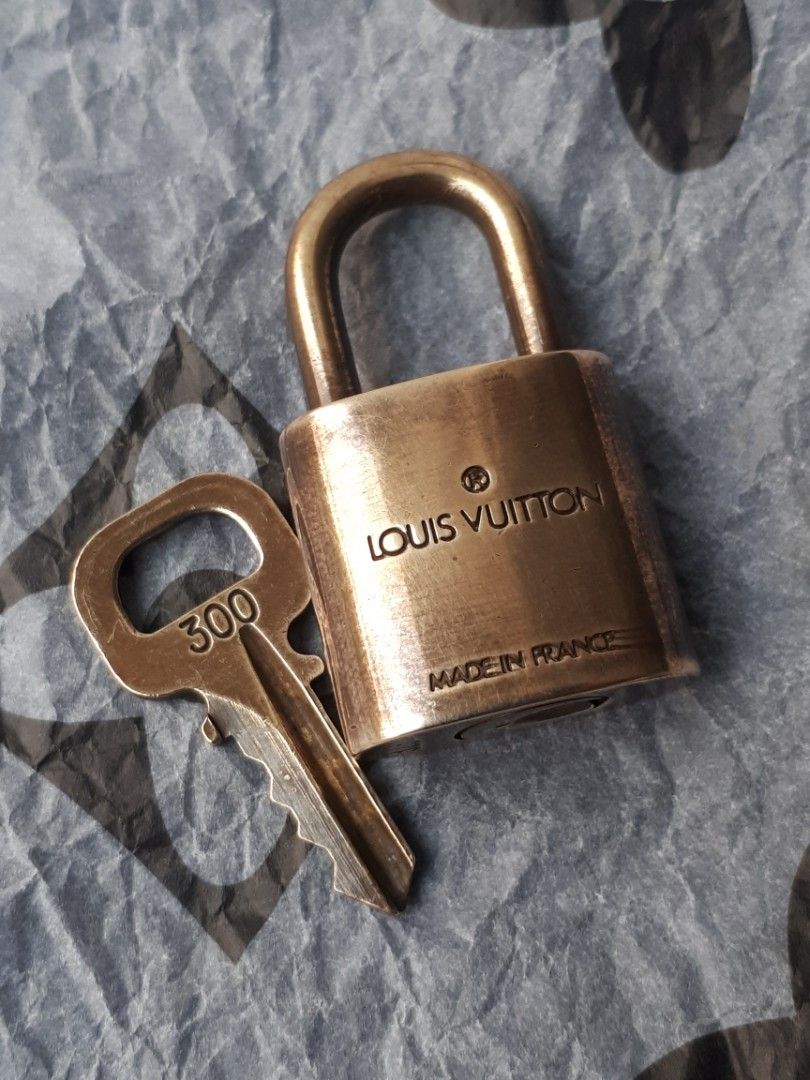 LOUIS VUITTON Lock And Key Padlock Used Polished LV #311　from　japan