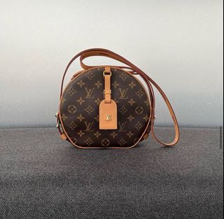 Authenticated used Louis Vuitton Louis Vuitton Loop Monogram M81098 Shoulder Bag Crossbody Chain Strap Leather, Women's, Size: (HxWxD): 11cm x 23cm x