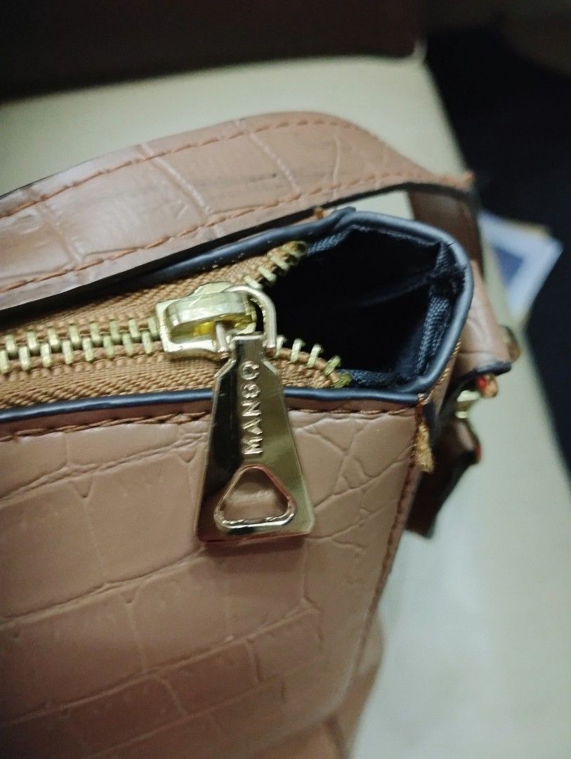 Mango 2 way Bag (Category: Luxury Bags & Wallets) located in Marikina City. Submitted by izzy_00 (Listing ID 1250189807, Image 2). Description: New. n stock lang hindi npo nagamit. accept gcash payment only Po. shipping shoulder by the buyer.