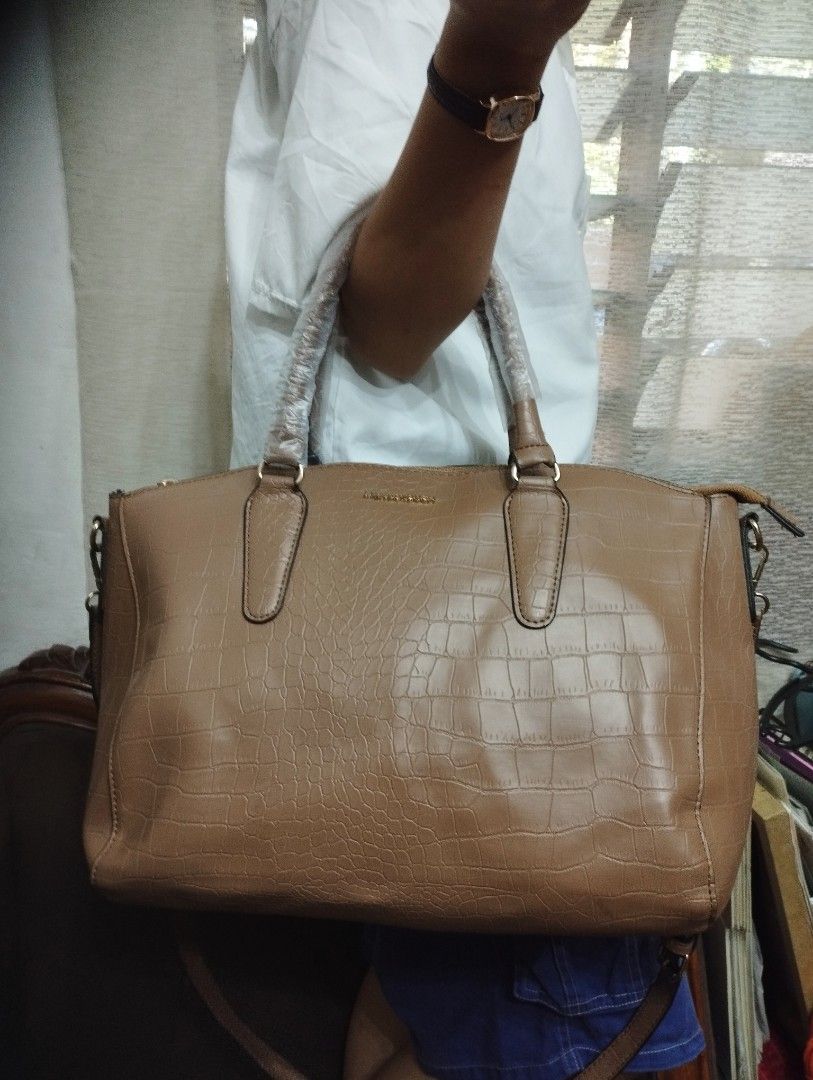 Mango 2 way Bag (Category: Luxury Bags & Wallets) located in Marikina City. Submitted by izzy_00 (Listing ID 1250189807, Image 1). Description: New. n stock lang hindi npo nagamit. accept gcash payment only Po. shipping shoulder by the buyer.