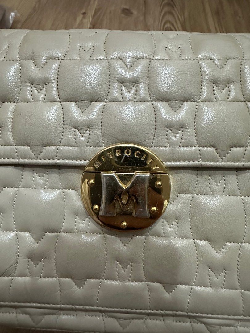 Metrocity Leather Kili Kili Bag (Category: Luxury Bags & Wallets) located in Pasig City. Submitted by moreeeeen (Listing ID 1250371959, Image 2). Description: .