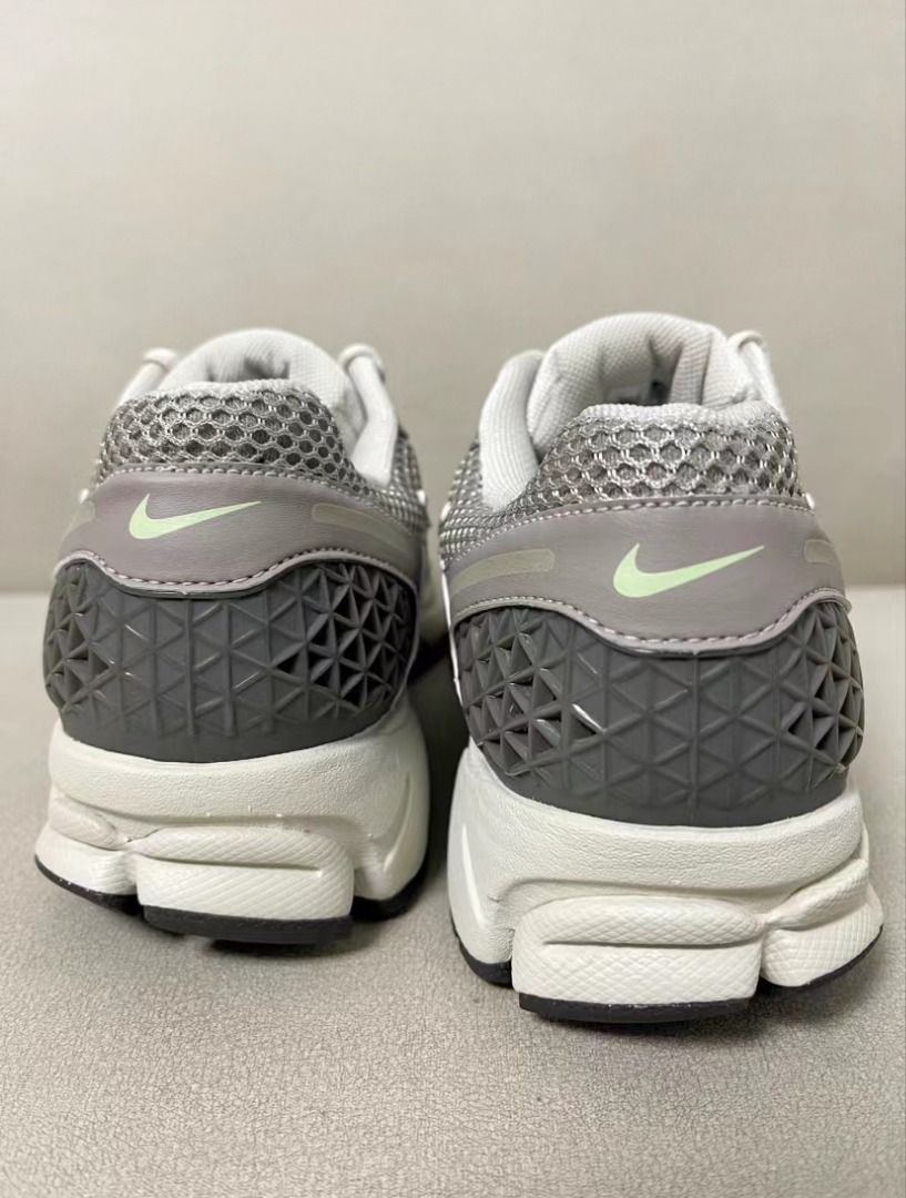 原裝👟原盒』Nike Air Zoom Vomero 5 低幫跑步鞋灰黑色, 男裝, 鞋, 波