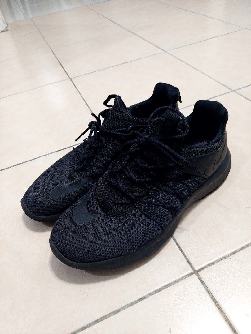 completely black nike shoes
