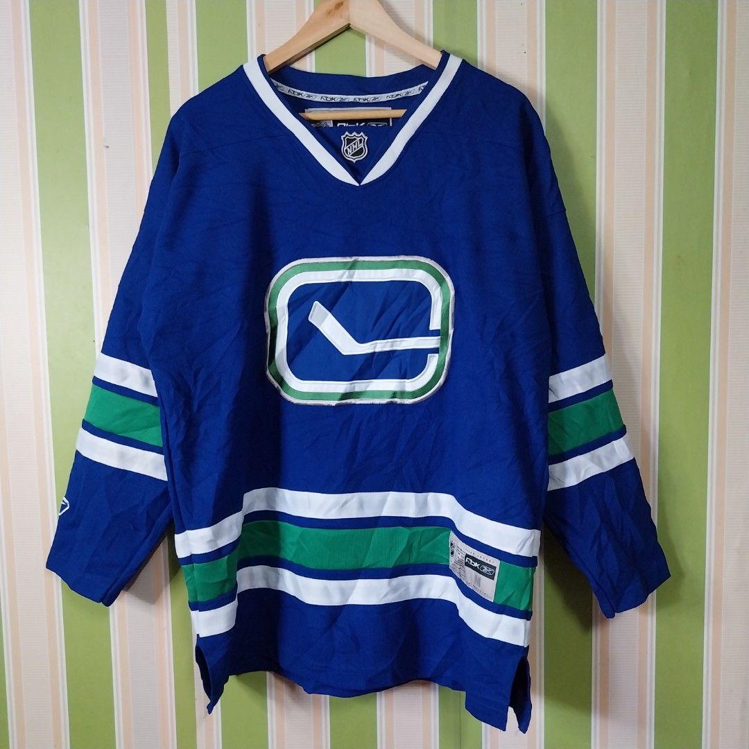 Nhl vancouver canucks Jersey, Men's Fashion, Activewear on Carousell