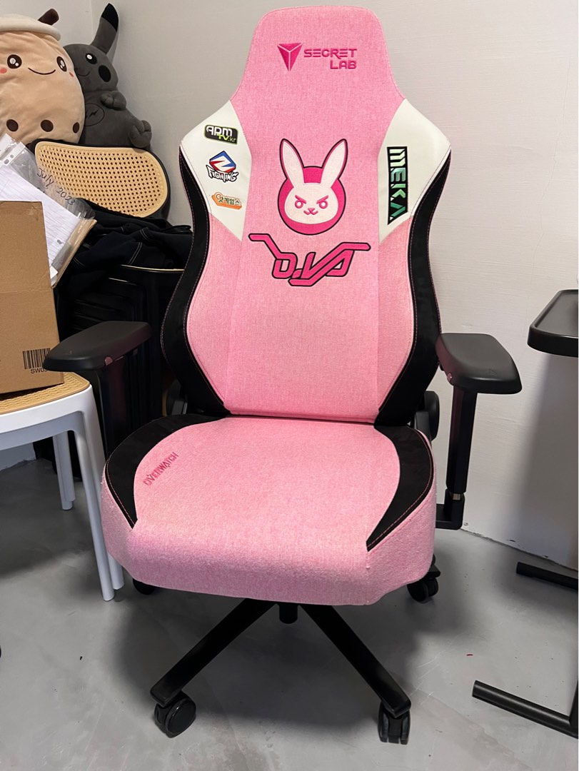 Pink gaming sales chair dva