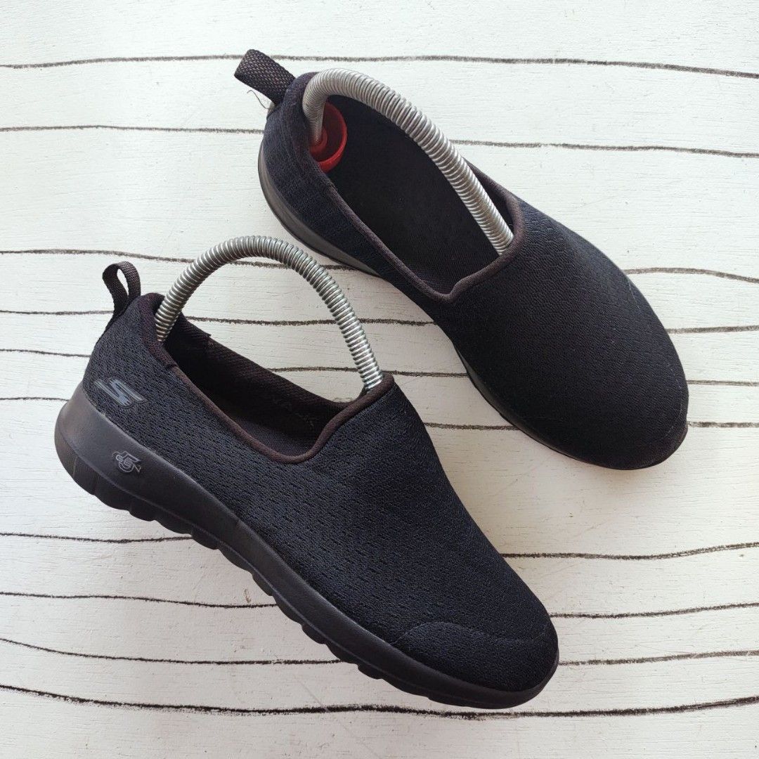 Skechers slip deals ons 3.5
