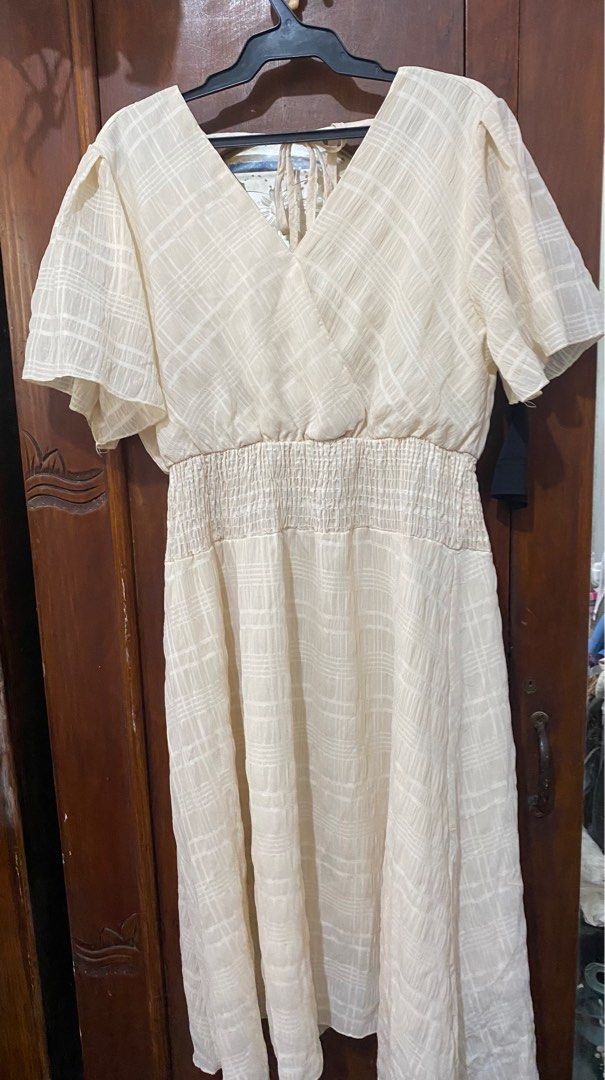 Take all 6 pcs L-XL dresses (Category: Dresses) located in Tarlac. Submitted by syd000 (Listing ID 1250208862, Image 2). Description: 6 pcs assorted dresses Never used Pink baby doll dress, up to XXL Rfs: decluttering clothes that doesn’t fit anymore since i lost weight Sf shouldered by buyer LBC COP/COD.