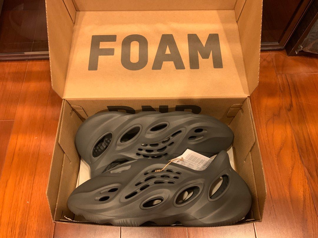 YEEZY Foam Runner Carbon (全新)尺寸UK8, 他的時尚, 鞋, 運動鞋在旋轉拍賣