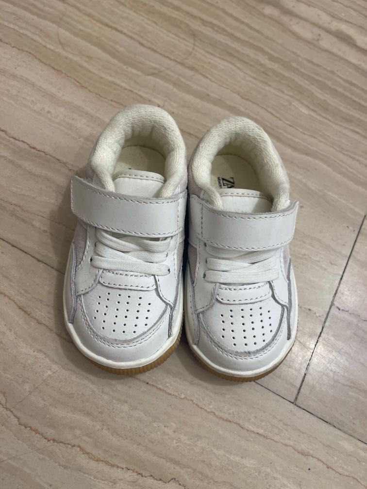 Zara kids White Sneakers size eu21