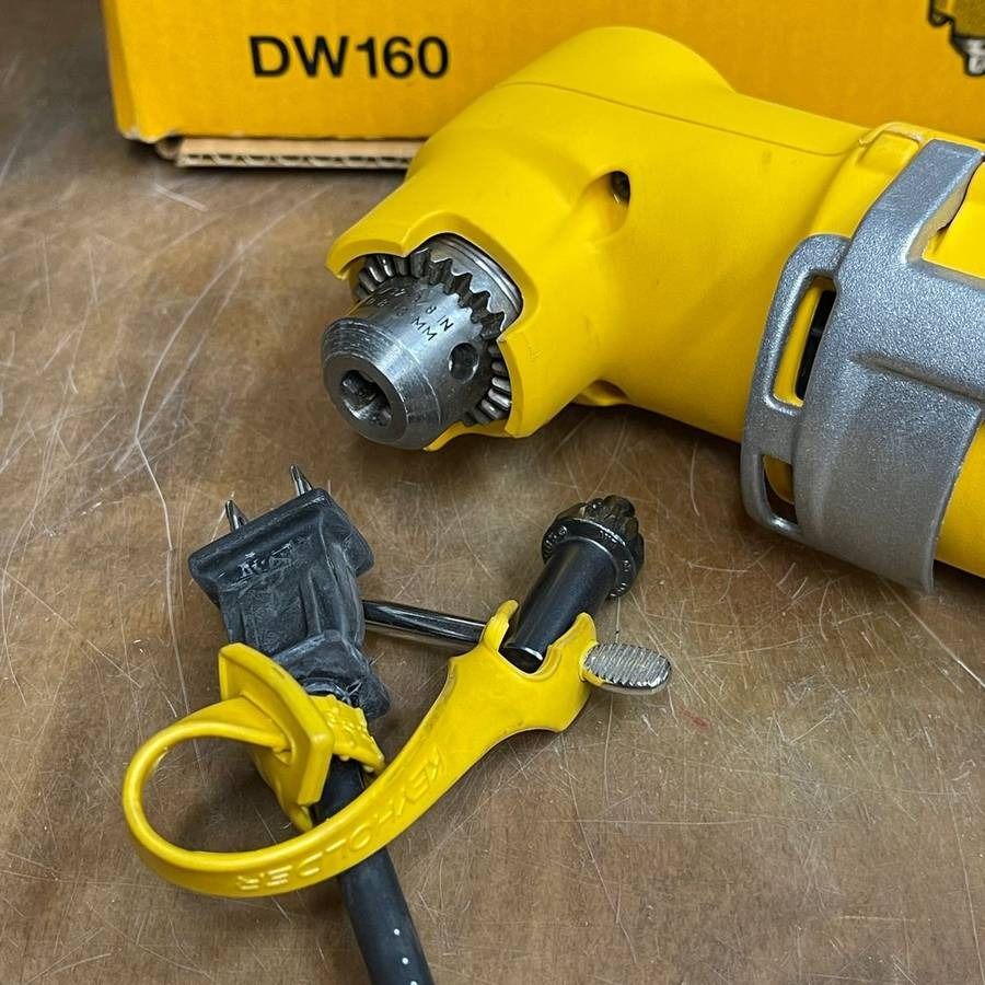 120V POWER ONLY Dewalt 3 8in HEAVY DUTY RIGHT ANGLE DRILL model