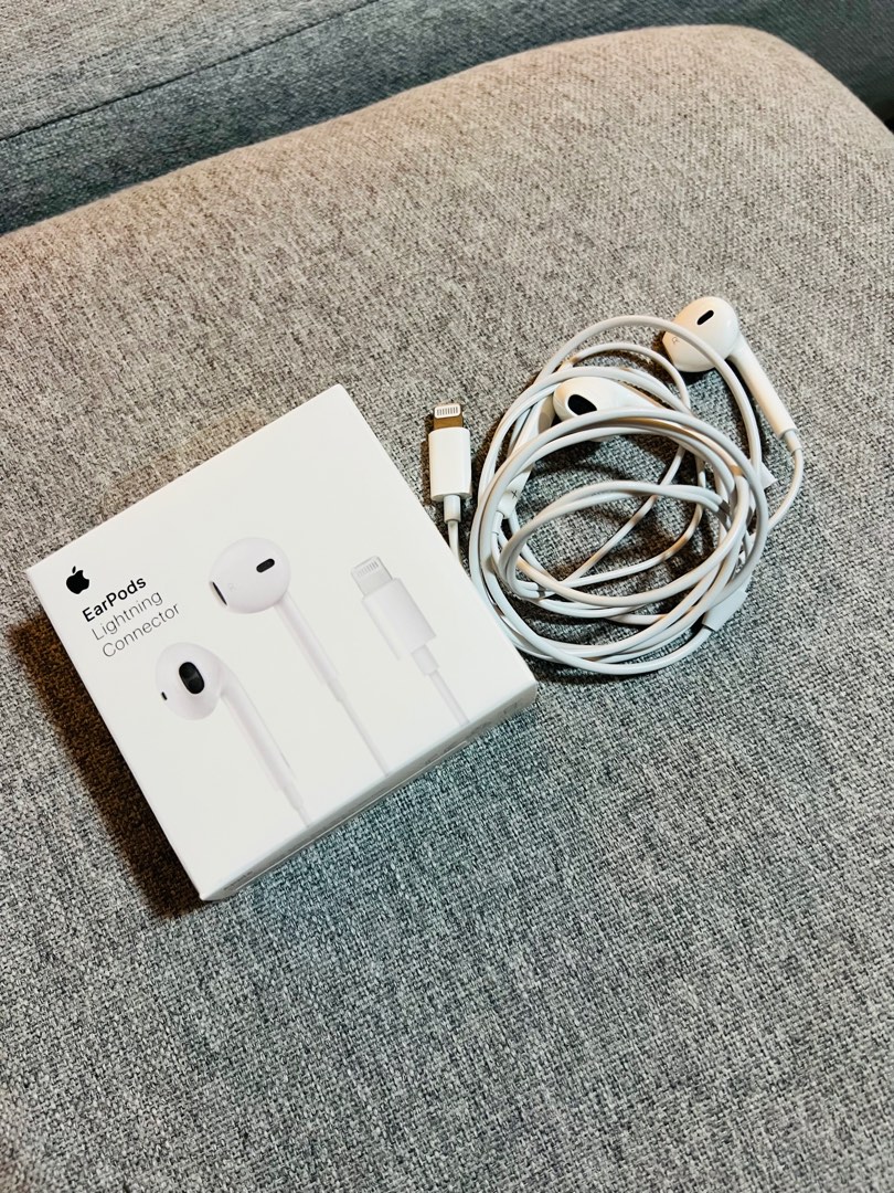 Apple Earphones with Lightning Connector, Audio, Earphones on Carousell