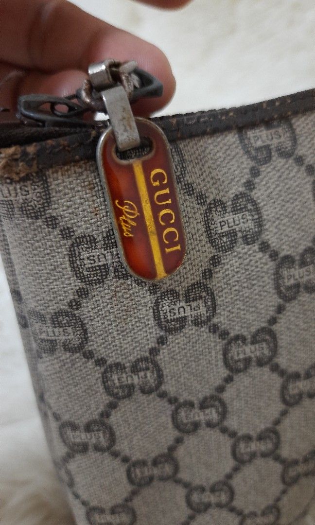 Gucci gg supreme clutch hot sale