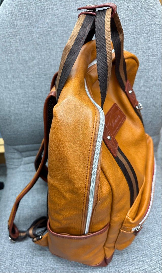Backpack （分類：背包）位於 Hong Kong。 由 mkkent 提交（商品編號 1250438050，圖片 4）。簡介： 型男雙帶背包。