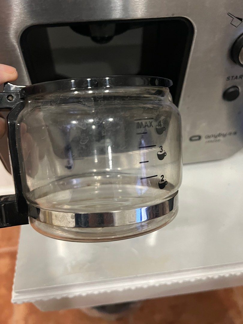 Coffee maker (Category: Coffee Machines & Makers) located in Quezon City. Submitted by jade.young (Listing ID 1250425207, Image 3). Description: coffee maker with coffee bean grinder in one. easy to use. RFS: need space for my coffee bar. .