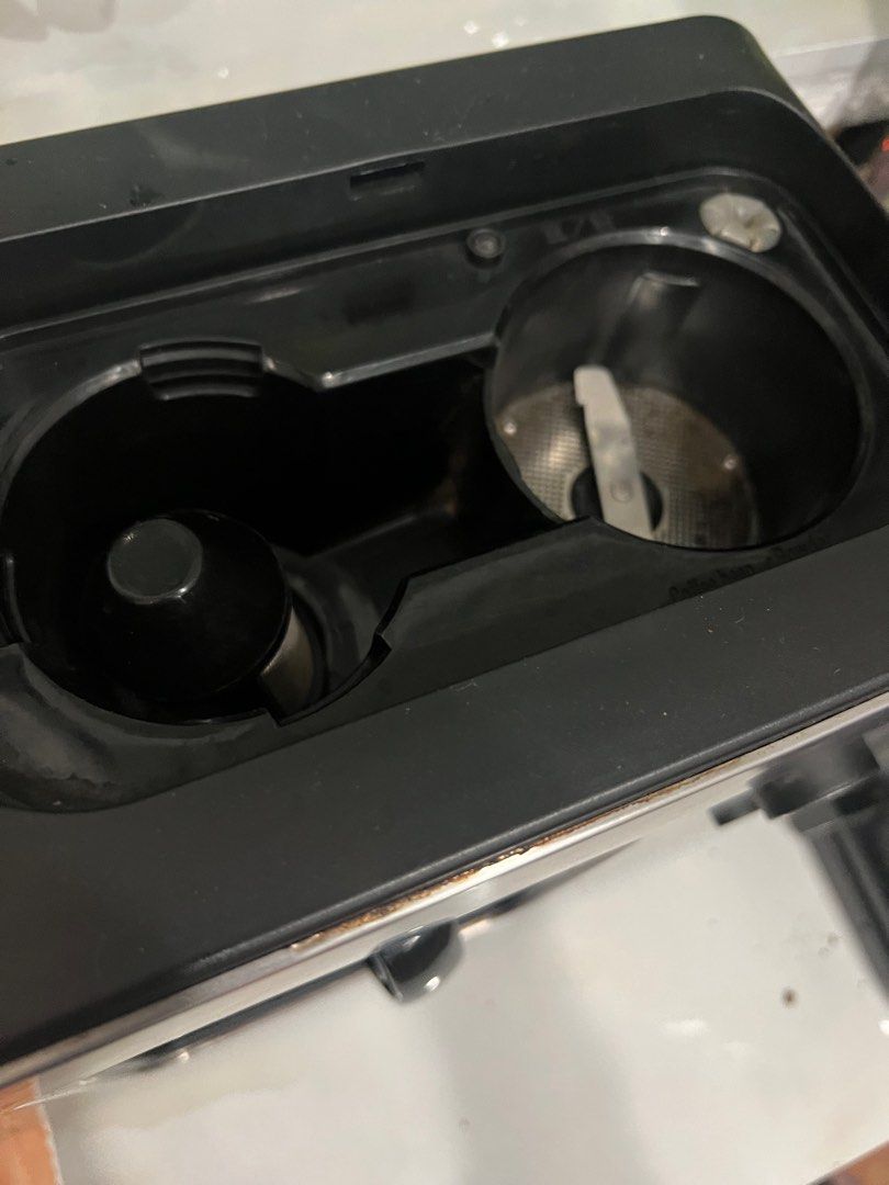 Coffee maker (Category: Coffee Machines & Makers) located in Quezon City. Submitted by jade.young (Listing ID 1250425207, Image 2). Description: coffee maker with coffee bean grinder in one. easy to use. RFS: need space for my coffee bar. .
