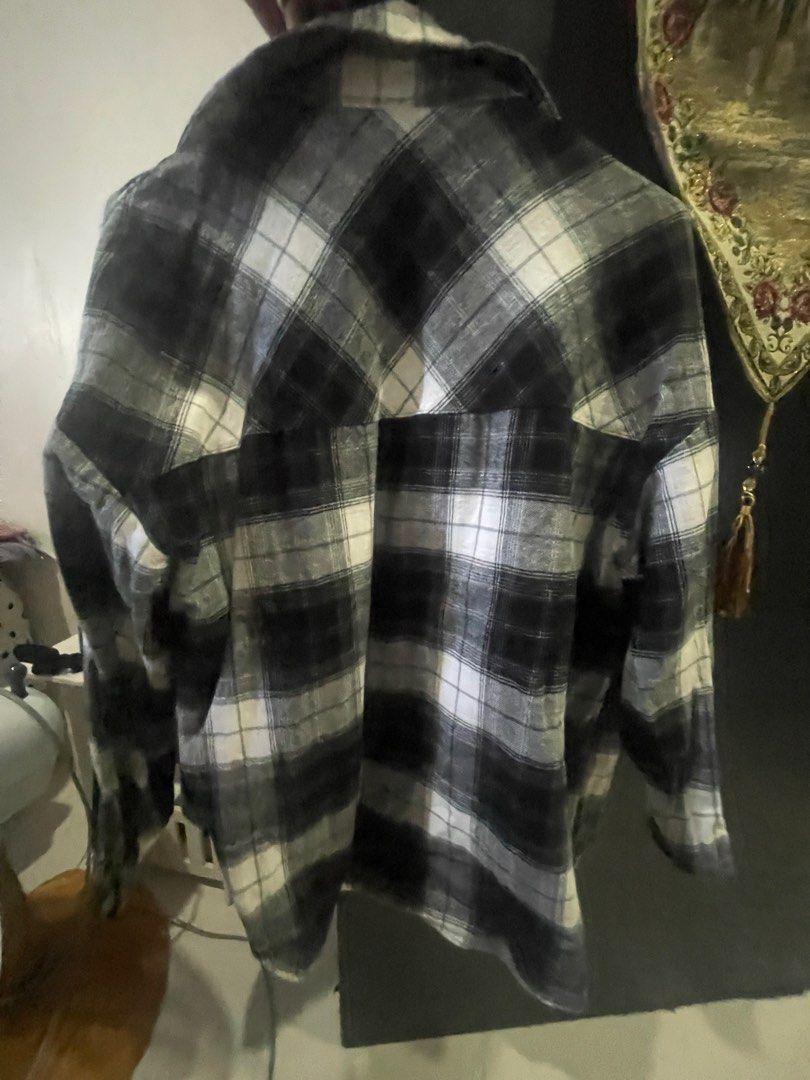 H&M Black Plaid Long Sleeves (Category: Longsleeves) located in Manila. Submitted by decluttering03 (Listing ID 1250539279, Image 2). Description: .