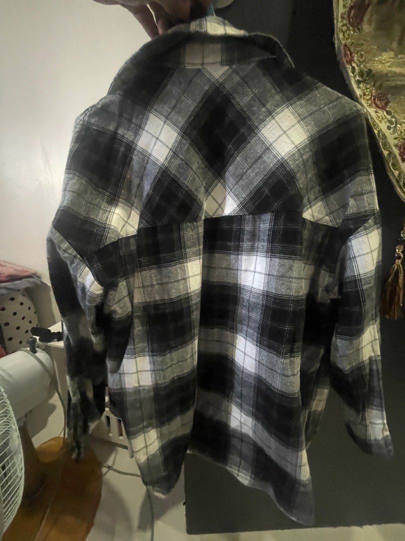 H&M Black Plaid Long Sleeves (Category: Longsleeves) located in Manila. Submitted by decluttering03 (Listing ID 1250539279, Image 3). Description: .