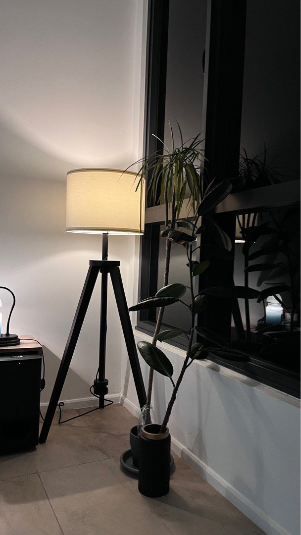 Lauters floor outlet lamp