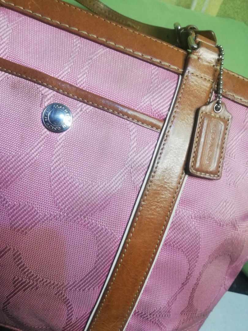 Japan Preloved (Category: Luxury Bags & Wallets) located in Manila. Submitted by scherielar31543 (Listing ID 1250486433, Image 2). Description: zipper closure Coded.