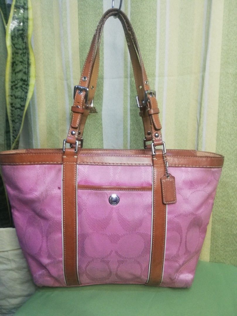 Japan Preloved (Category: Luxury Bags & Wallets) located in Manila. Submitted by scherielar31543 (Listing ID 1250486433, Image 1). Description: zipper closure Coded.