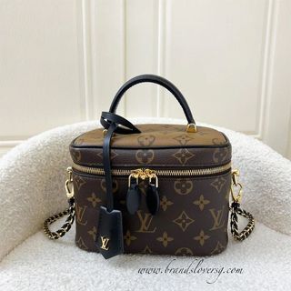 LOUIS VUITTON Monogram Empreinte Boite Chapeau Souple MM Noir Louis Vuitton  Monogram Empreinte Neverfull MM Noir Versatile and timeless.…