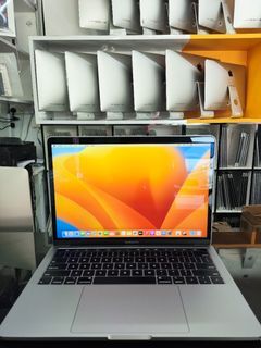 MacBook Pro 13" Quad-Core i5 2.4GHZ 16GB RAM/256GB SSD TouchBar 2019