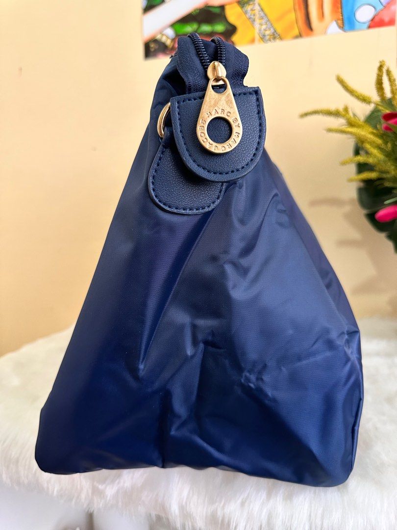 Marc Jacobs Travel Bag (Category: Luxury Bags & Wallets) located in Caloocan City. Submitted by thrifter_mnl (Listing ID 1250412555, Image 2). Description: 🌸Large Compartment 🌸With Sling 🌸Travel Bag.