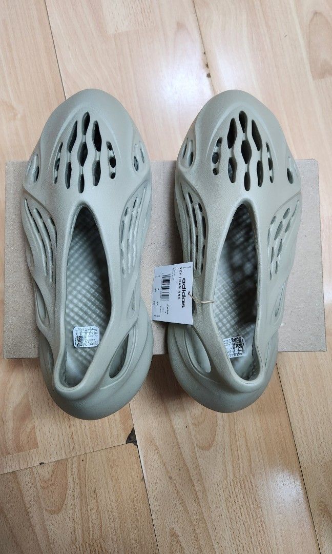 MENS US/UK 9) ADIDAS YEEZY FOAM RUNNER STONE SALT, 男裝, 鞋, 波鞋