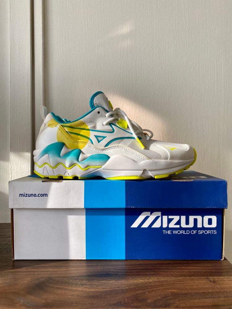 White mizunos outlet