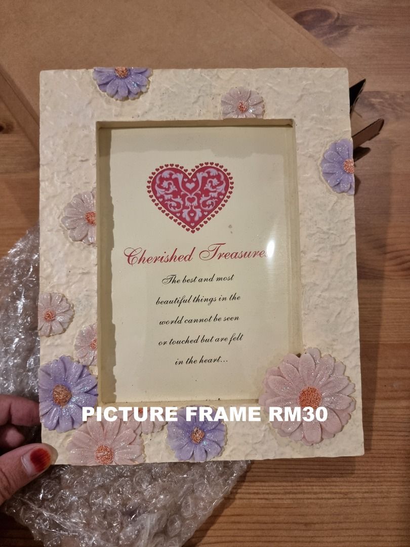 Picture Frames (Category: Frames & Pictures) located in Petaling Jaya. Submitted by mamaida24 (Listing ID 1250394915, Image 3). Description: Different material for each frame..