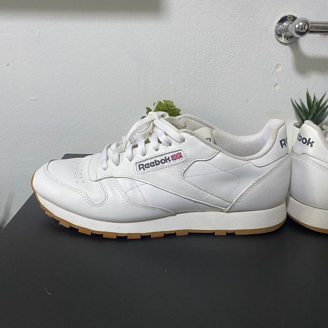 White classic hotsell reebok sneakers