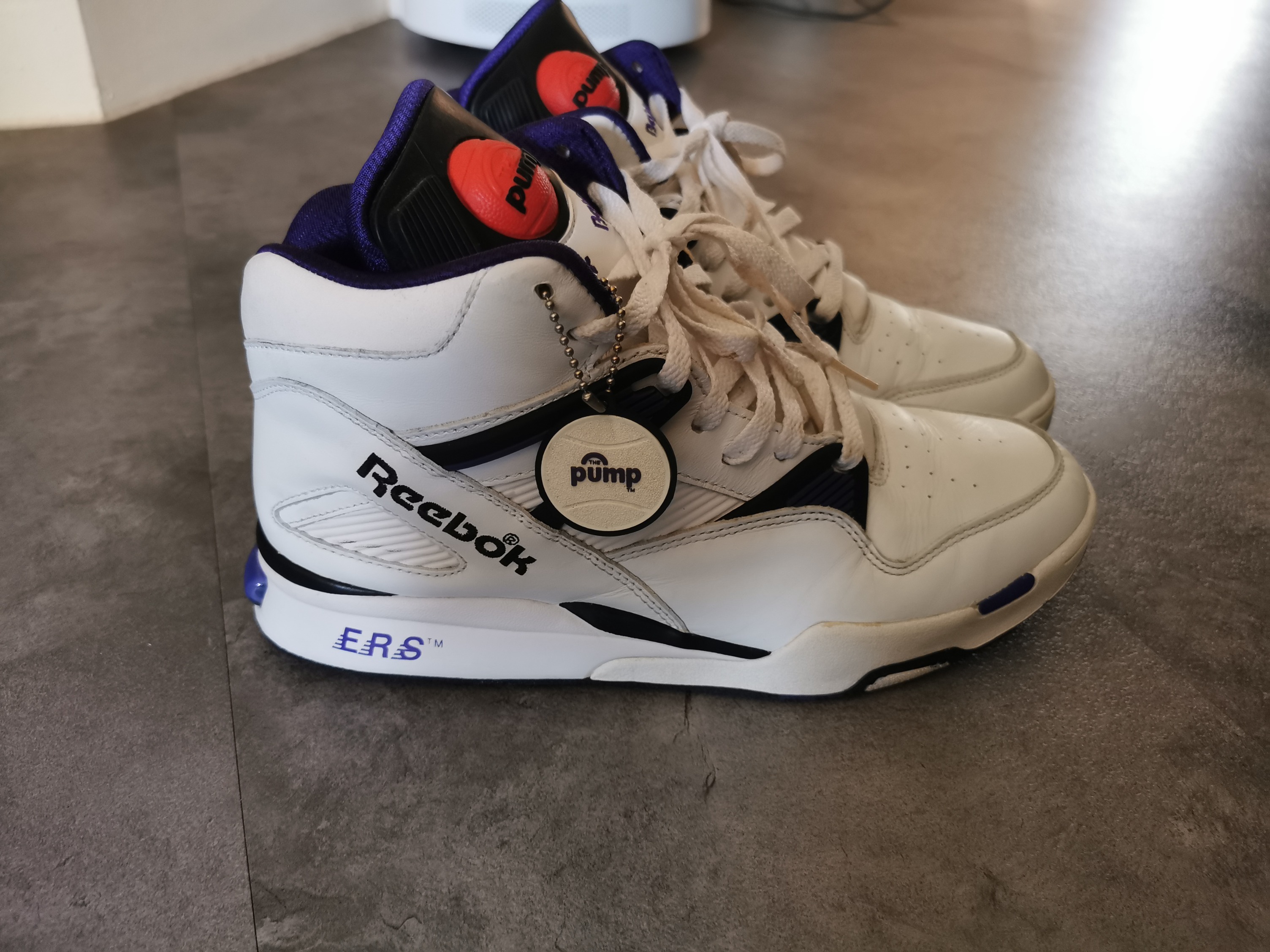 All white reebok pumps online