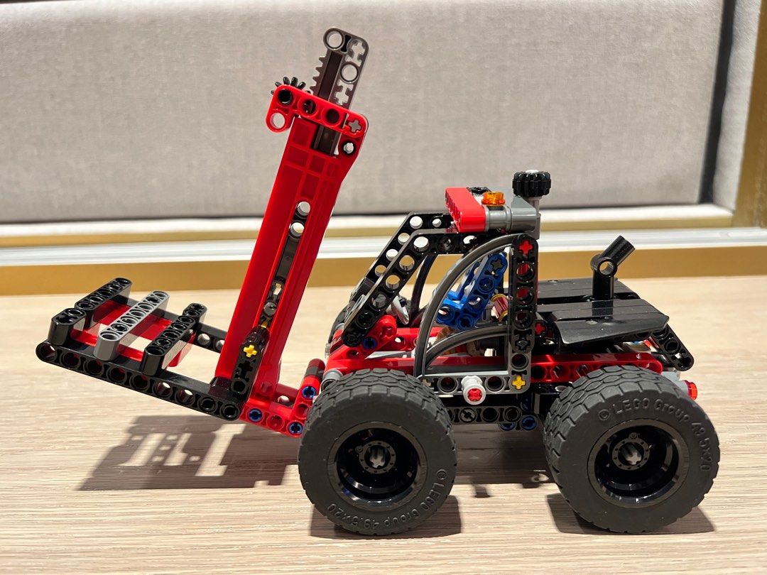 Lego technic telehandler best sale 42061