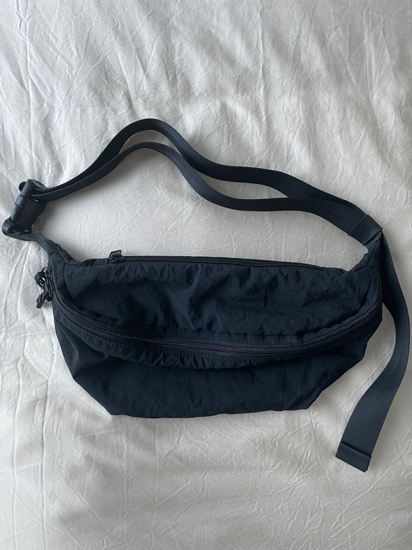 Uniqlo Nylon Body Bag in Black, Men's Fashion, Bags, Sling Bags on