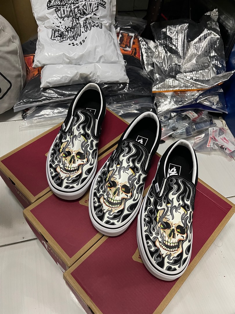 Slip on online skull vans