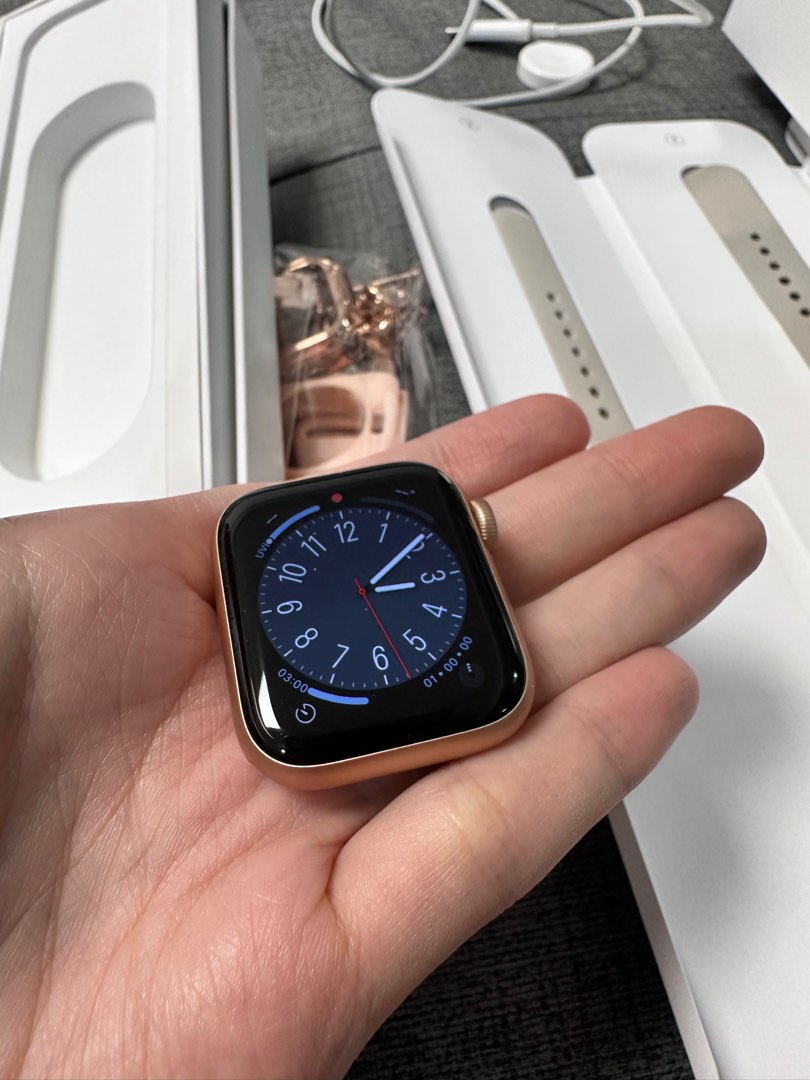 近全新Apple Watch SE2 GPS 40mm 玫瑰金, 手機及配件, 智慧穿戴裝置及