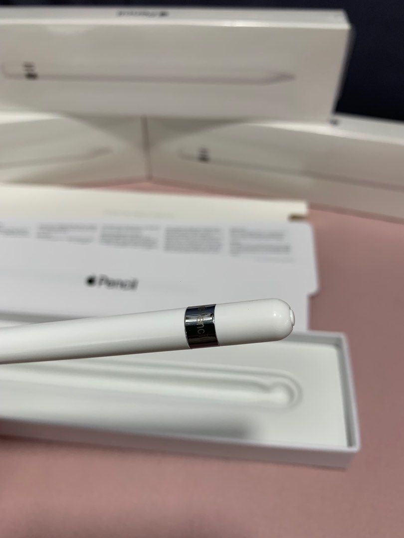Apple Pencil 1 (Category: iPad) located in San Juan City. Submitted by ___khaleesi (Listing ID 1250683537, Image 3). Description: not compatible for ipad 10th gen and any 2017 models and below.