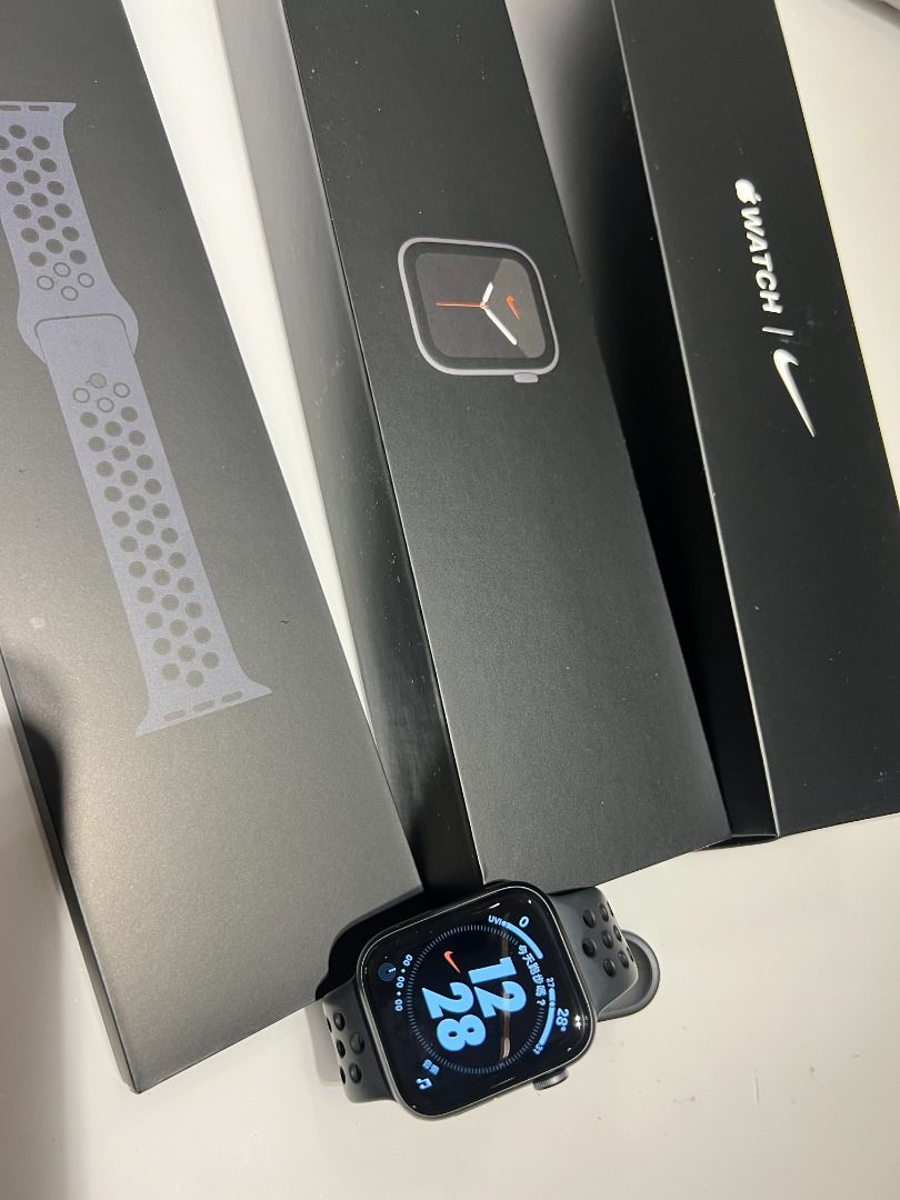 Apple Watch Series 5 44mm GPS 黑色Nike Edition, 手提電話, 智能穿戴