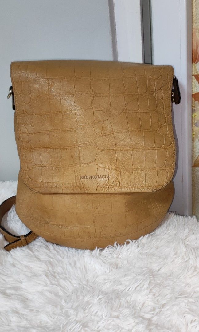 🎒💯Bruno Magli 2-way Bag (Category: Luxury Bags & Wallets) located in Santa Rosa. Submitted by yerbua103 (Listing ID 1250739468, Image 1). Description: 🎒This bag is crafted in Italian leather of light brown/beige in gold hardware. Depending on how the strap is worn, it can be a backpack or a shoulder bag. There are 2 ways to get the content inside one on top like a regular backpack or at the zipper on the side. Nice for a get up especially on F