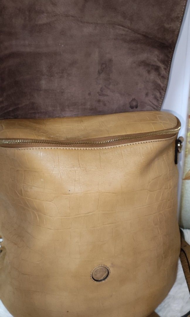 🎒💯Bruno Magli 2-way Bag (Category: Luxury Bags & Wallets) located in Santa Rosa. Submitted by yerbua103 (Listing ID 1250739468, Image 3). Description: 🎒This bag is crafted in Italian leather of light brown/beige in gold hardware. Depending on how the strap is worn, it can be a backpack or a shoulder bag. There are 2 ways to get the content inside one on top like a regular backpack or at the zipper on the side. Nice for a get up especially on F