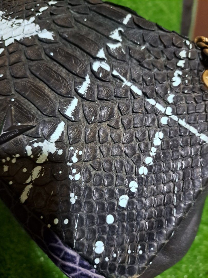 Elloncad python (Category: Luxury Bags & Wallets) located in Lemery. Submitted by venus23 (Listing ID 1250743845, Image 3). Description: genuine leather,my sign of used.