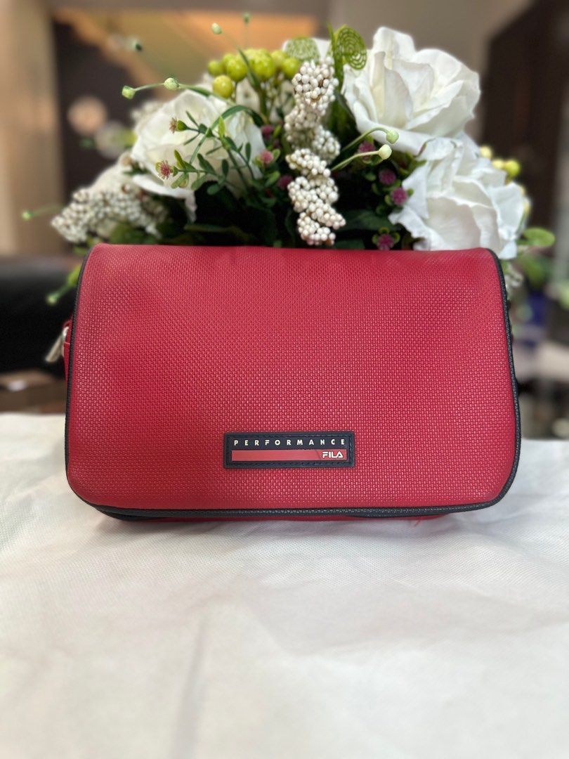 FILA PERFORMANCE CLUTCH BAG