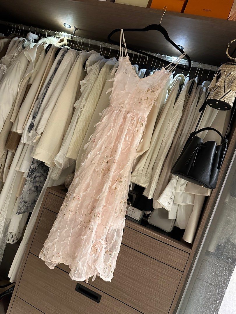 Flowy Dress (Category: Dresses) located in Baguio. Submitted by kimstyleessentials (Listing ID 1250591277, Image 1). Description: This is perfect to use for beach trips its light and flowing Can fit Small - Large frame.