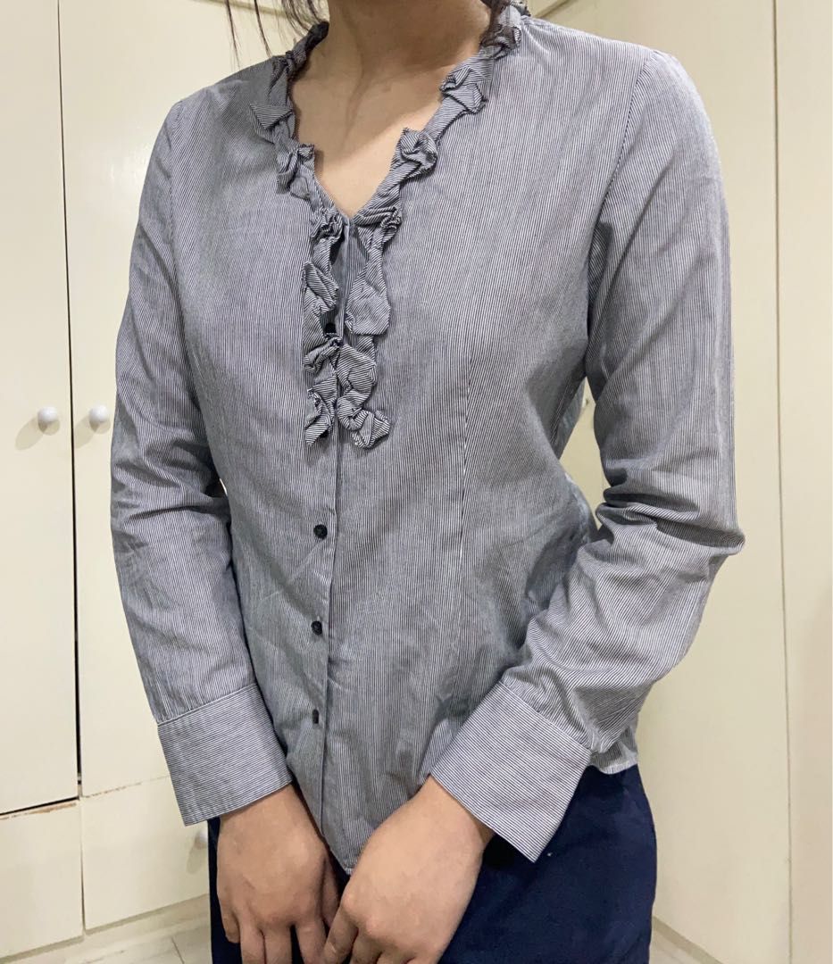 Gray Longsleeves (Category: Longsleeves) located in Santa Rosa. Submitted by catshup (Listing ID 1250710897, Image 2). Description: 🍅 fits s-m 🍅 nice for office/presentation outfits 🍅 flaw on collar detail 🍅 message me to double check brand/s and size on tag 🥫 MOP: GCash 🥫 MOD: LBC, J&T, SDD 🥫 Loc: Sta. Rosa, Laguna (can do meetups around the area).