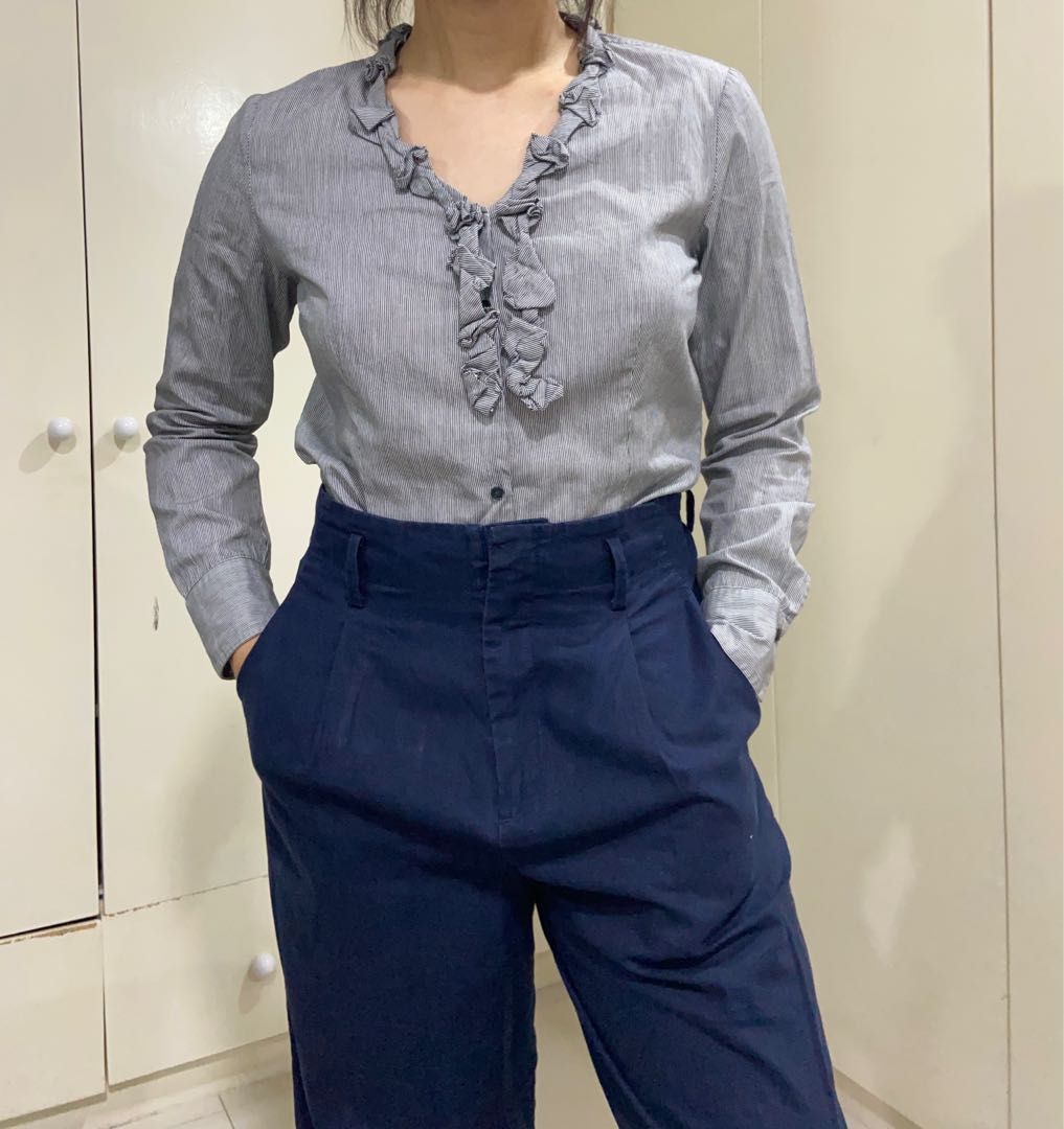 Gray Longsleeves (Category: Longsleeves) located in Santa Rosa. Submitted by catshup (Listing ID 1250710897, Image 1). Description: 🍅 fits s-m 🍅 nice for office/presentation outfits 🍅 flaw on collar detail 🍅 message me to double check brand/s and size on tag 🥫 MOP: GCash 🥫 MOD: LBC, J&T, SDD 🥫 Loc: Sta. Rosa, Laguna (can do meetups around the area).